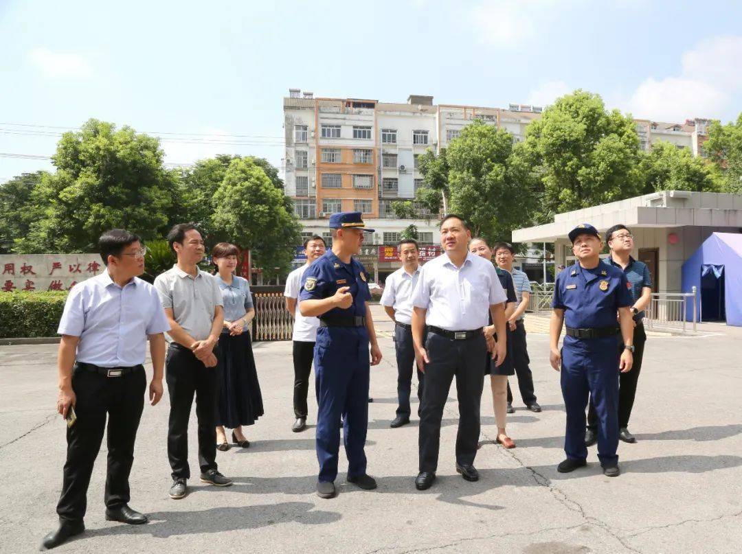 今日上午,市委书记沈先武,市长汪卫等市领导分别前往工作一线,慰问