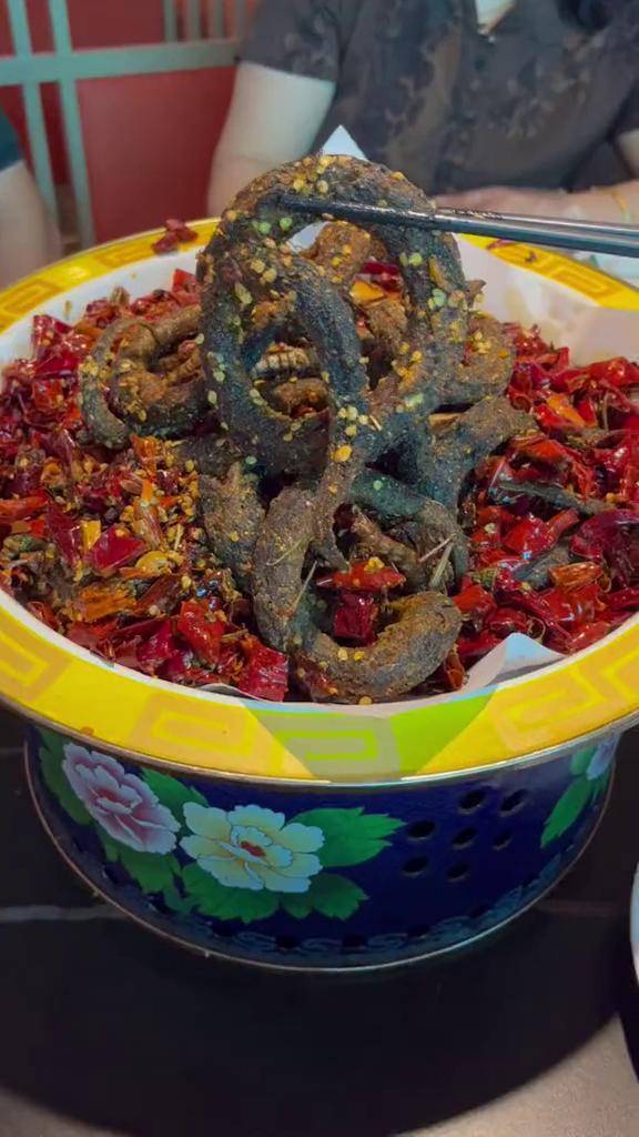 郑州更地道的手撕盘龙鳝,吃法也是很有一套!