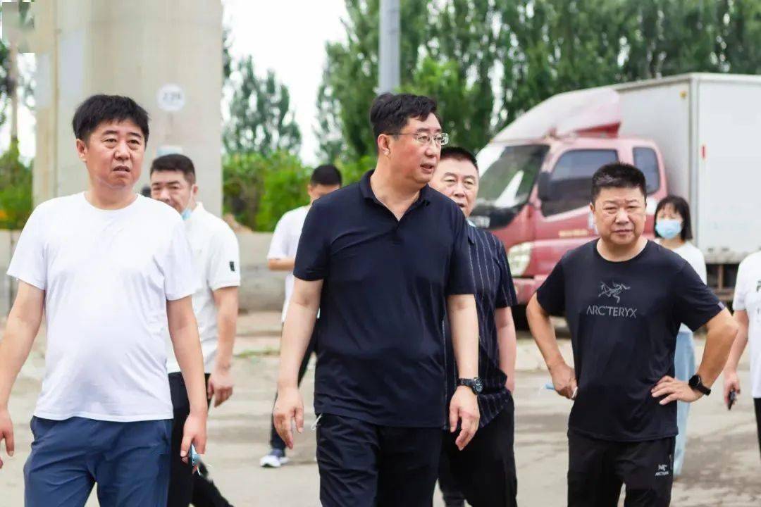 管尊旭先后来到鲅鱼圈红海市场,天山市场,海天市场和