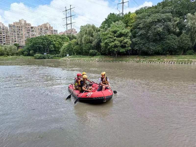 平靜河道就能暢快游泳嗎?穿上救生衣就萬無一失嗎?_落水_救援_林浩