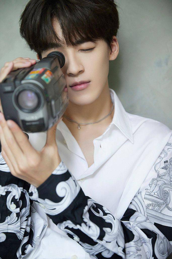 何洛洛白衬衫写真少年感十足手持相机造型文艺又奶酷