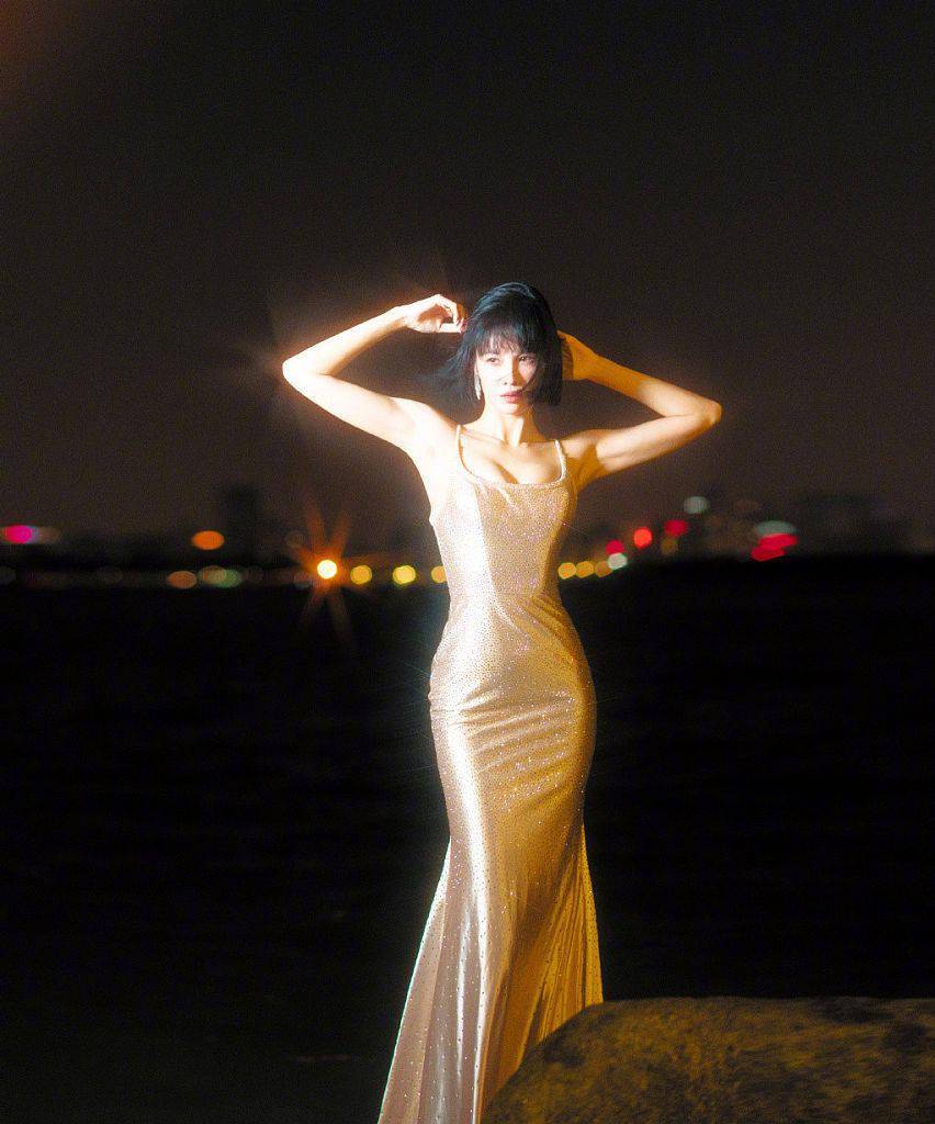 张蓝心百花奖红毯造型写真释出闪光礼服亦幻亦真高级感满满