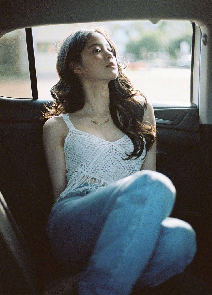 欧阳娜娜拍摄胶片风氛围写真白色吊带搭配牛仔裤甜美清新