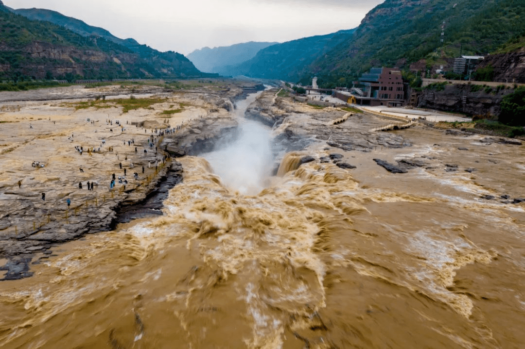 裂突泄一水如注喧腾的入壶之水翻江倒海汹涌澎湃如狮吼虎啸似雷鸣炮轰