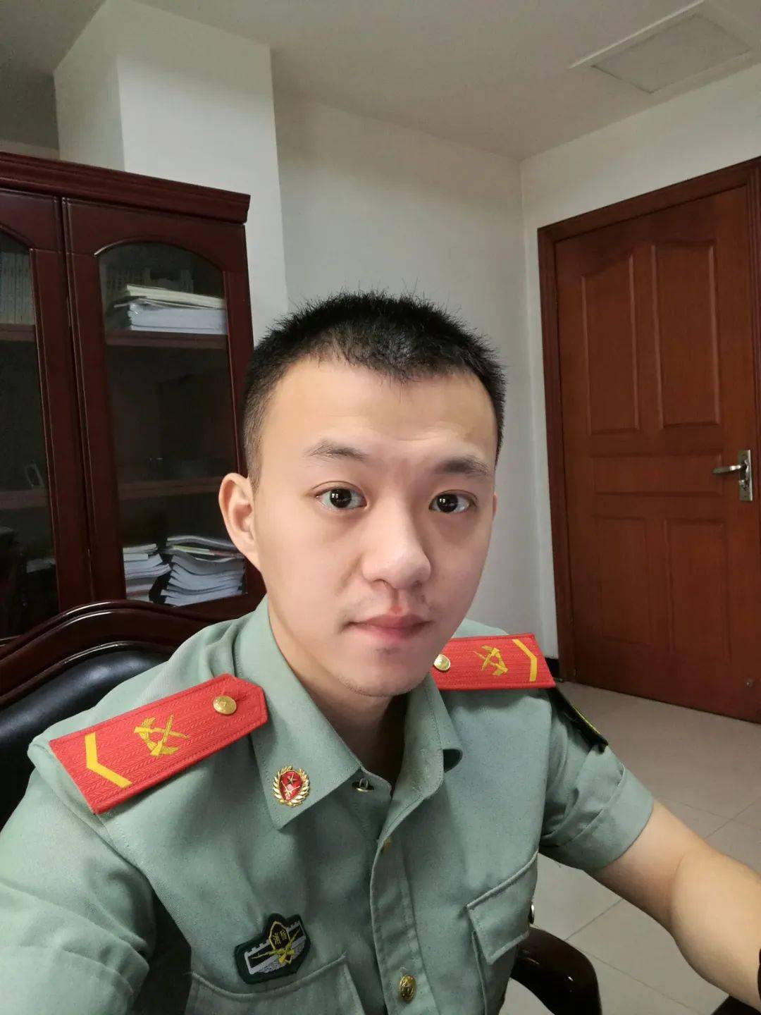 90后军人:吴俊义95后新兵:曹忠平他是曹忠平,一名95后民警.