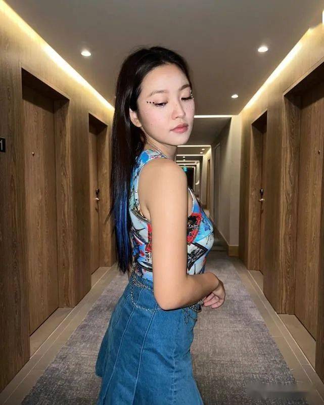 red velvet yeri,晒伦敦酒店自拍,秀出丰满身材,时尚魅力_金艺琳_天