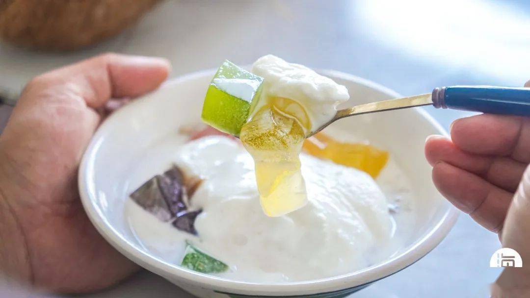 开在龙昆南的「椰奶炒冰清补凉」店!椰奶冰是现炒的!