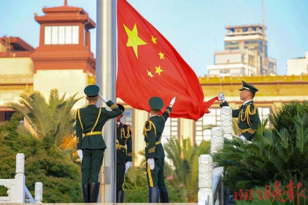五星红旗冉冉升起的庄严时刻庆祝中国人民解放军建军95周年升旗仪式