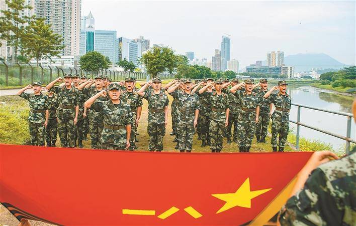 一線重溫入伍誓詞,以飽滿的精神風貌喜迎中國人民解放軍建軍95週年