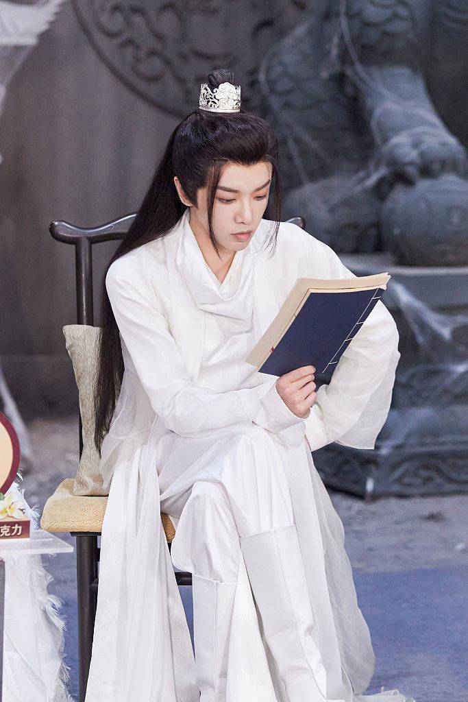 华晨宇《萌探探探案2》录制花絮公开 cos李白古风白衣造型_华晨宇