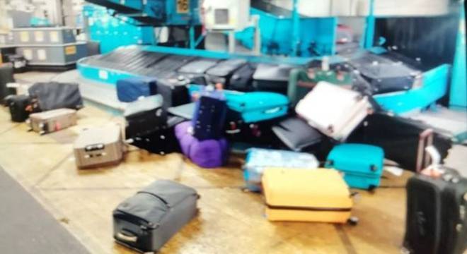 国外一机场工作人员不足 乘客无奈爬入限制区域取行李