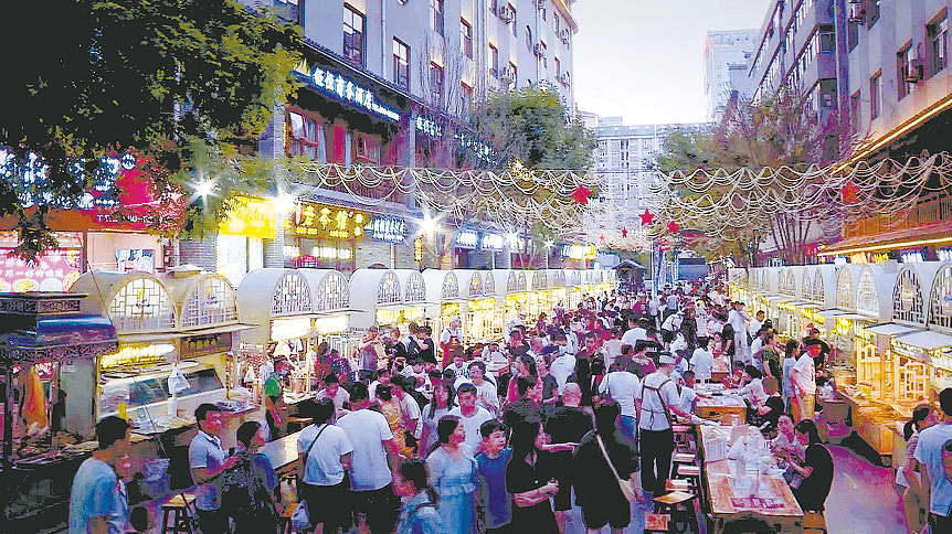 还能品尝到地道的延安小吃