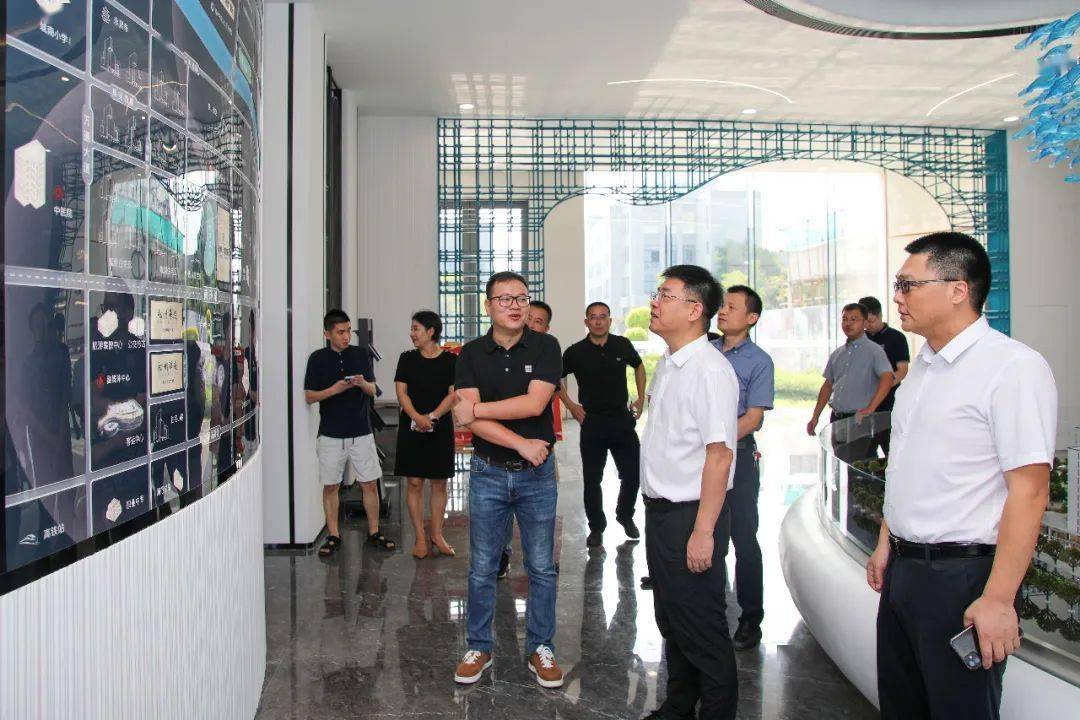 梁海刚一行先后来到南宸府项目开发小区,建筑业总部经济选址区块,松阳