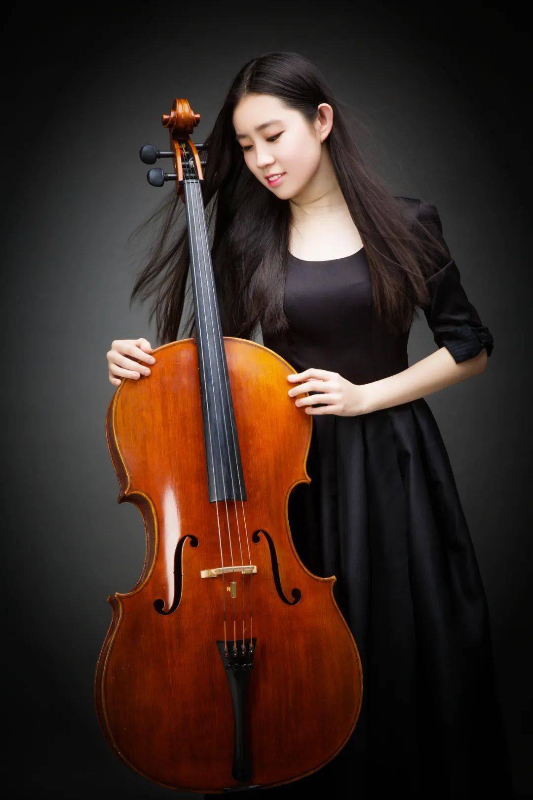 中提琴硕士研究生,毕业于中央音乐学院,先后师从中提琴演奏家齐悦副