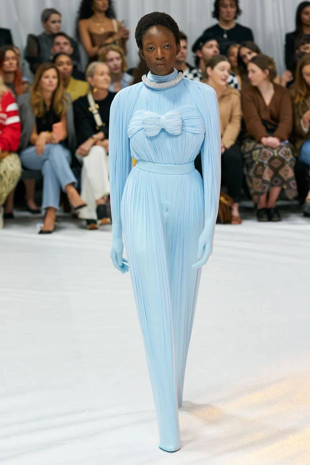 spring summer2022cardi b同一个时装周,她还选了另一套richard quinn