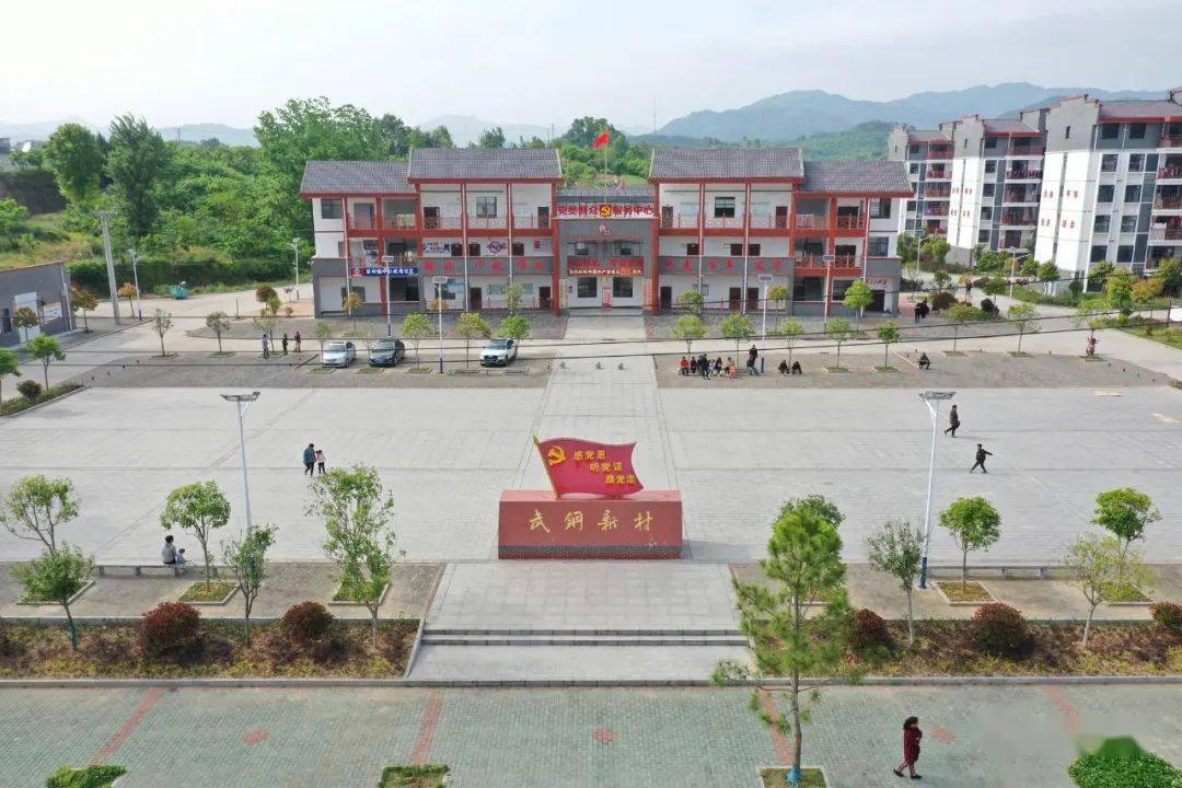 在全国"十三五"美丽搬迁安置区罗田县胜利镇武钢新村,挺拔矗立着19栋