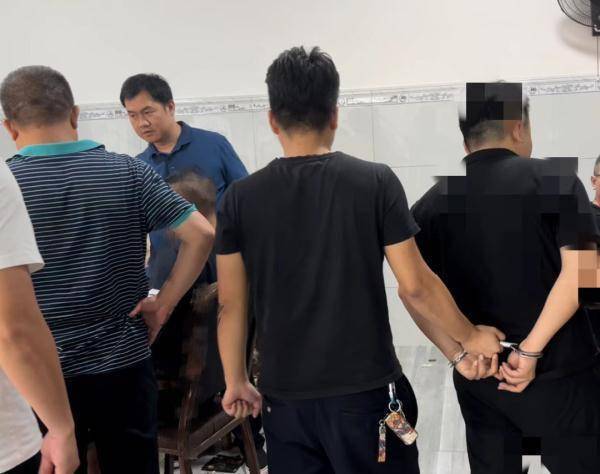 022秒对视,确认是"要抓的人"7月27日,晚上十时.