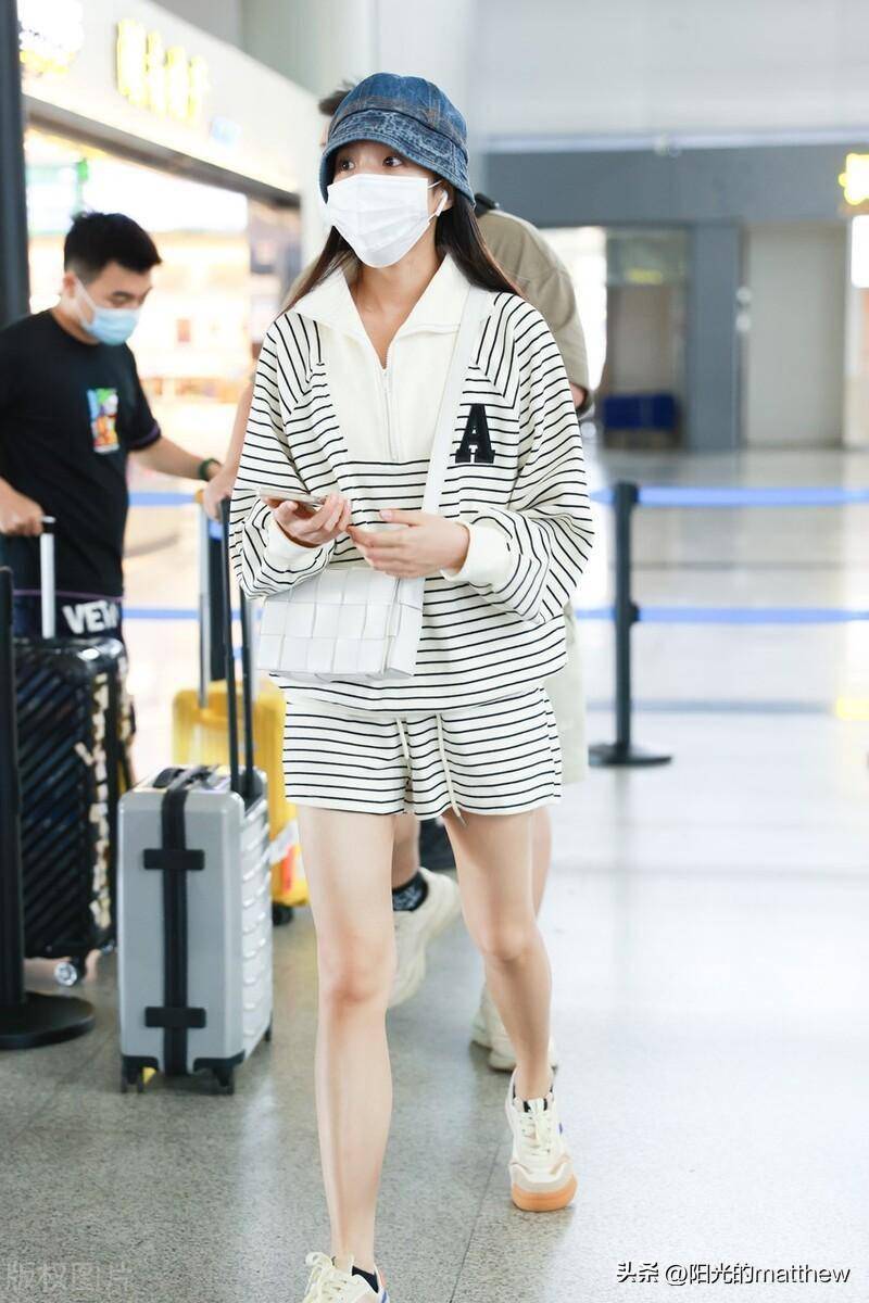 苏晓彤现身长沙机场牛仔渔夫帽搭配卫衣套装韩系少女风