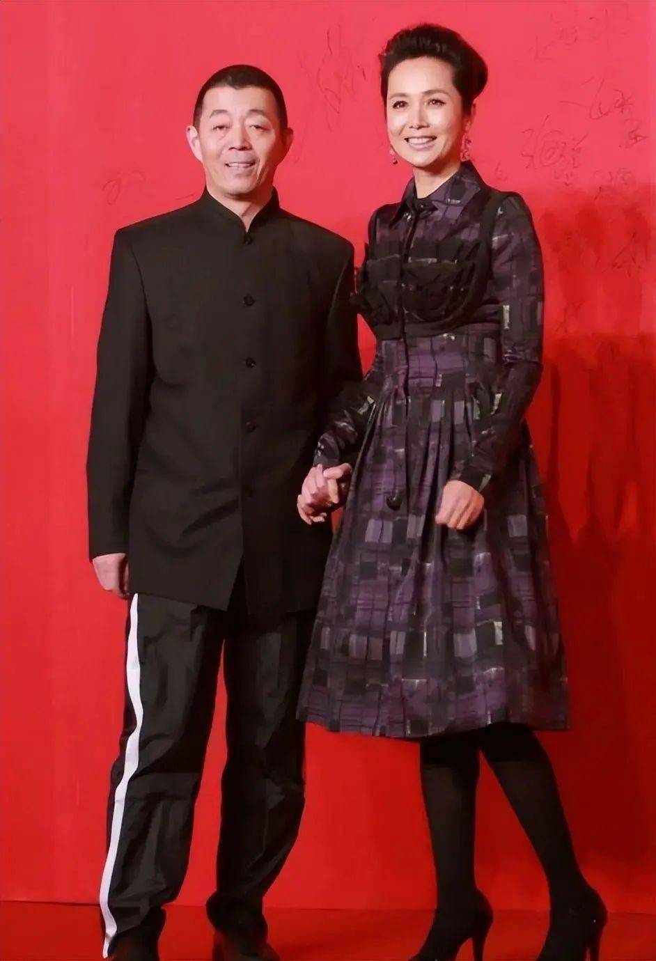 蒋雯丽夫妻合体穿收腰裙高跟鞋高出一截顾长卫矮又老像父辈