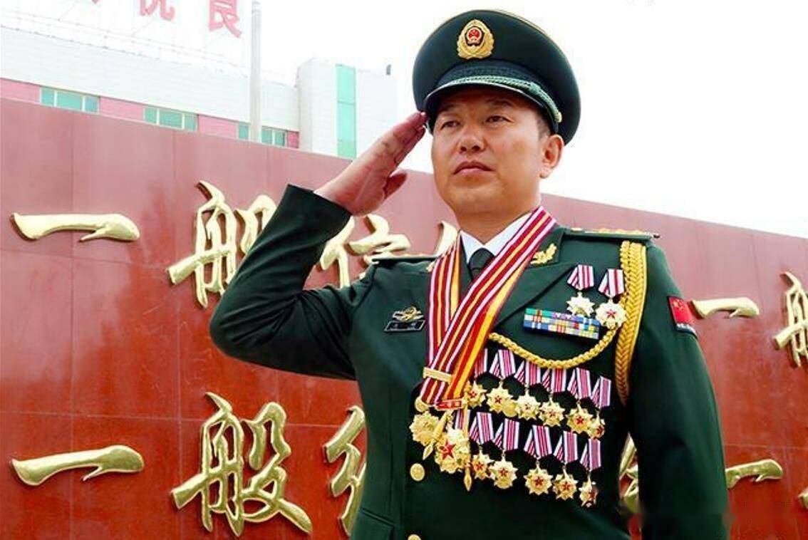 首批新"八一勋章"获得者之一新疆武警总队某支队支队长王刚上校.