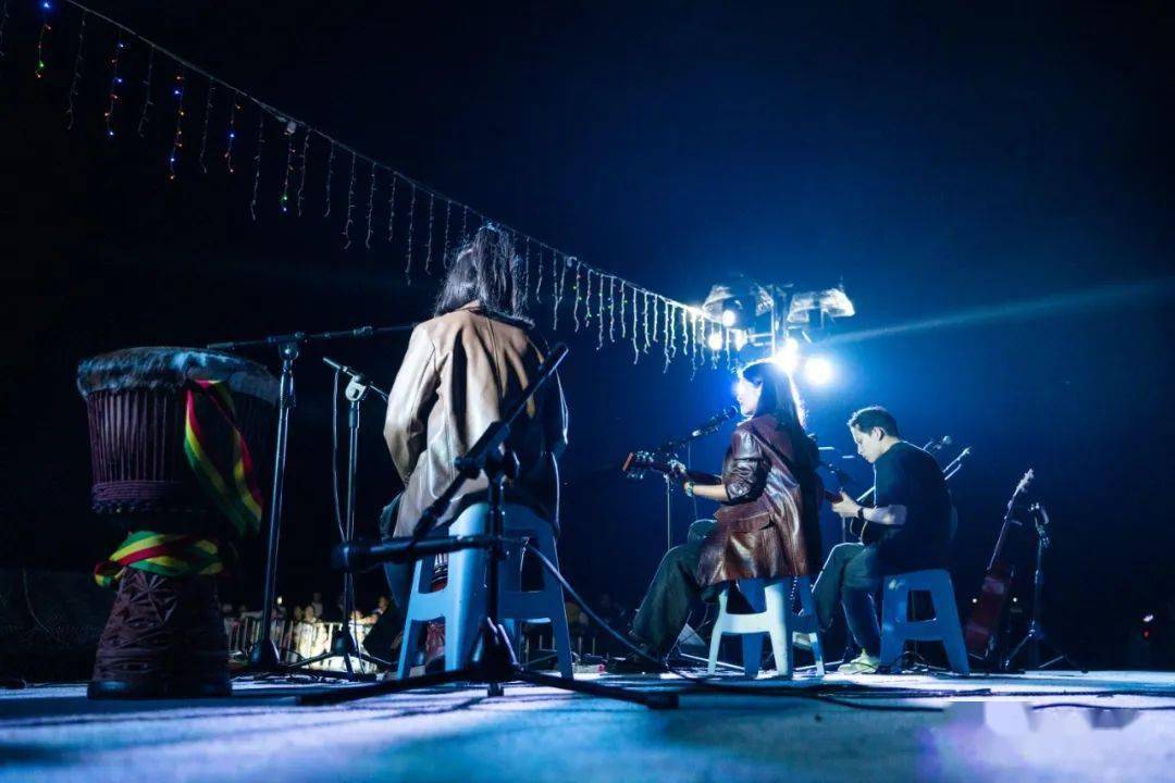 在星空下倾情献唱以及乌蒙山彝族女歌手阿哲景晶等乌蒙山彝族组合"