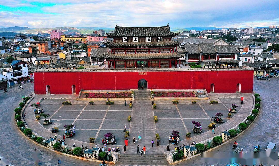 朝阳楼高三层,三重屋檐,虽然建筑规模无法比肩天安门,但整体造型和