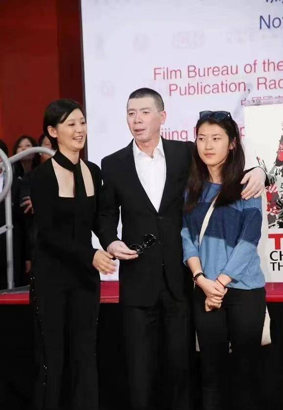 冯小刚携老婆女儿亮相徐帆魅力再好也比不上女儿
