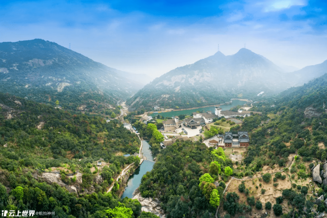云上世界-航拍神州瑶溪村隶属于龙湾区瑶溪街道,坐落在大罗山东北部