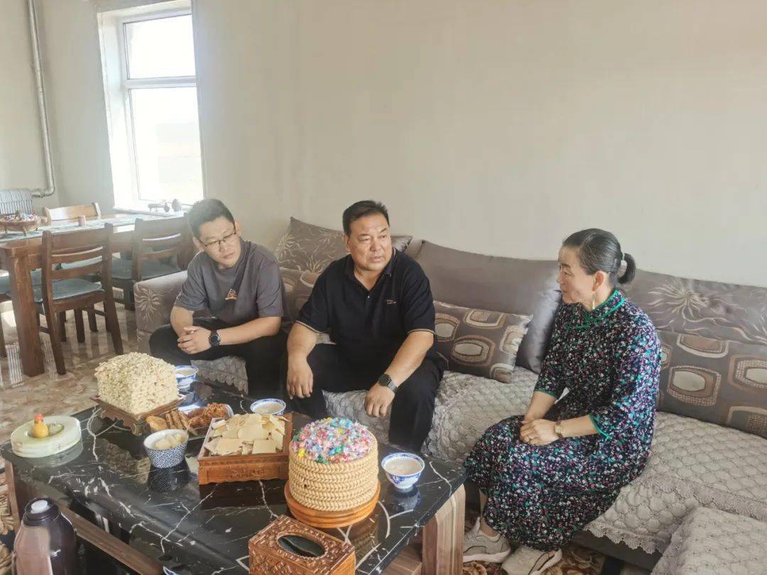 旗人大常委会副主任巴雅尔图深入宝格达音高勒苏木联系旗人大代表