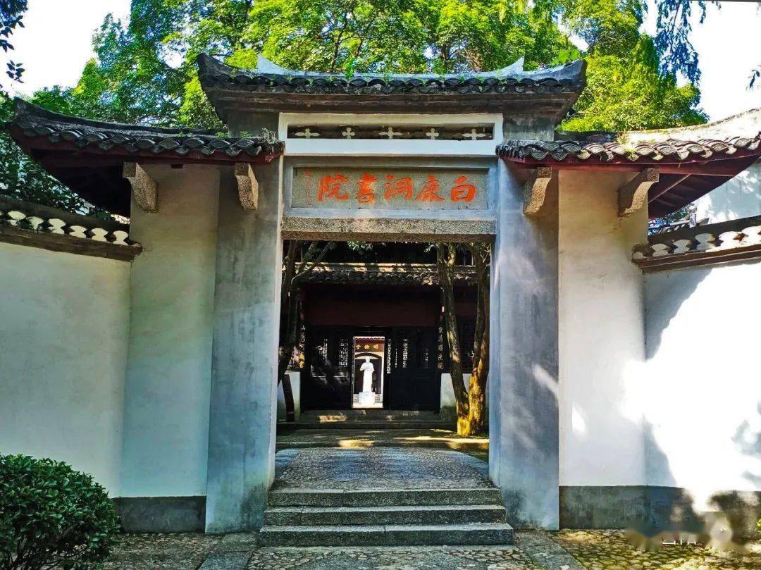 大战鄱阳湖时屯兵饮马的小天池,凭栏可极目远眺蜿蜒长江的望江亭