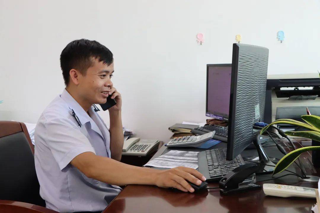 退税减税一线剪影四隆林各族自治县税务局青年干部李文辉