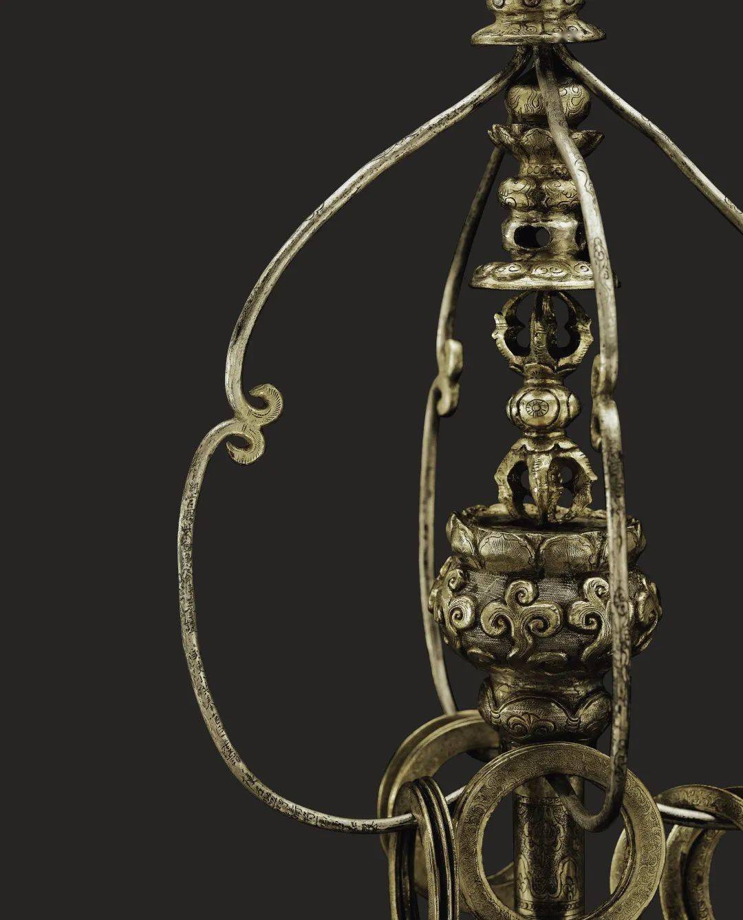 纹三足架银盐台,从錾文内容可知官职中只写了判官和文思院使的名字