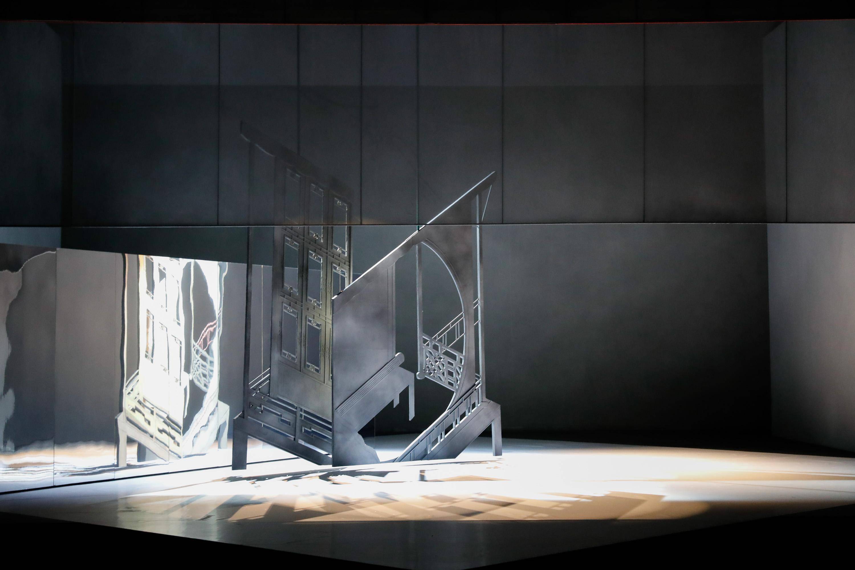 看上海大剧院如何呈现《牡丹亭》的"时空折叠"_赖宣吾_传统_昆曲