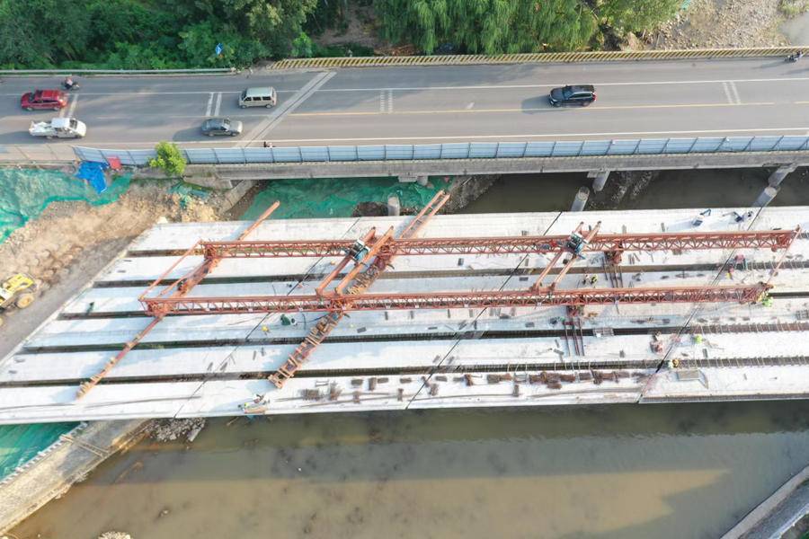 省道S103旅游公路改扩建工程新建柳埠大桥左幅箱梁架设完成