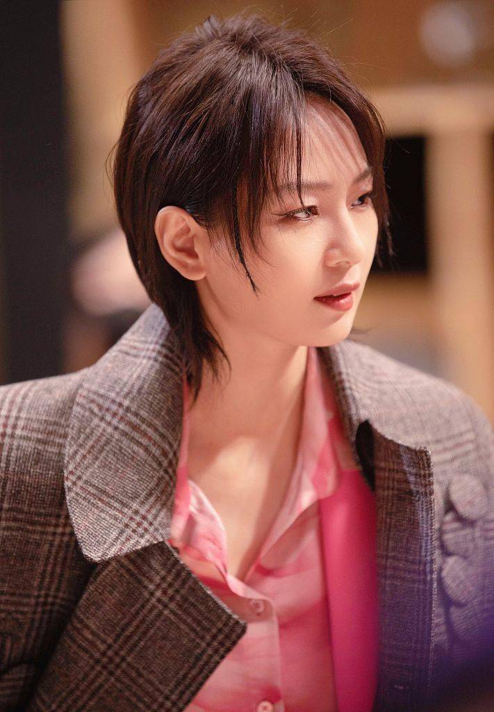 周笔畅七夕发布粉西装造型工作花絮写真展现酷女孩的梦幻美