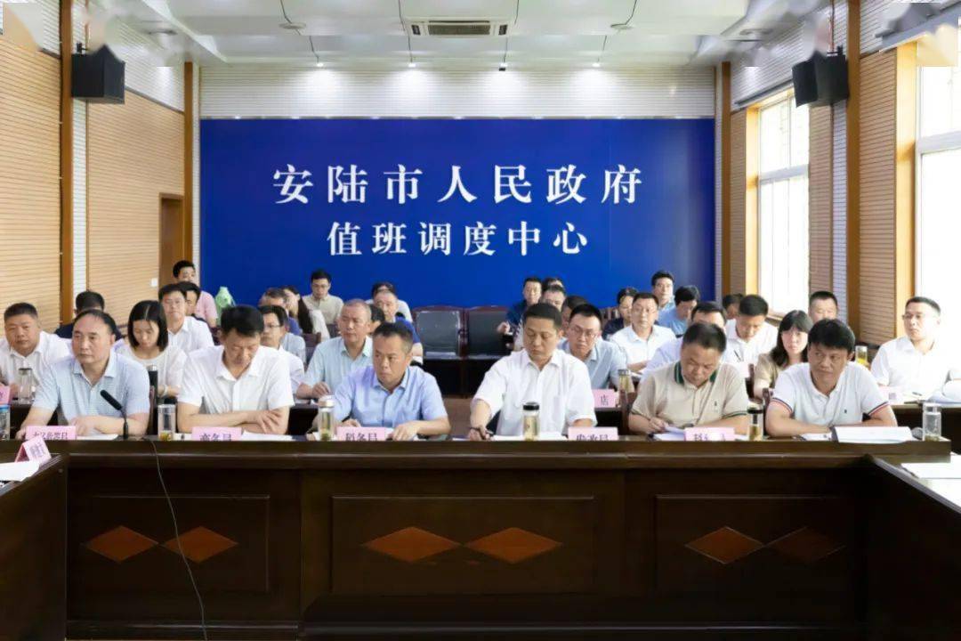 黄国威在专题调度会上强调:开动脑筋,落实责任,大力培育"四上"企业