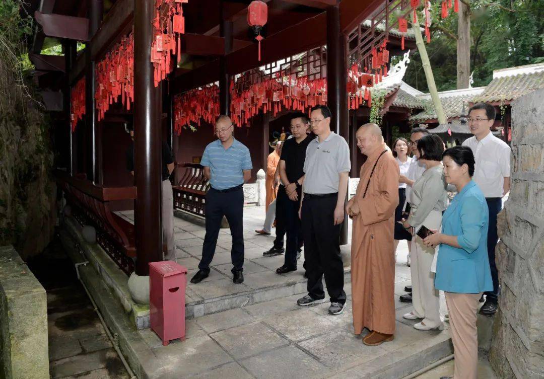 蓝绍敏先后到贵阳市仙人洞道观,东山寺,现场察看宗教协会及宗教活动