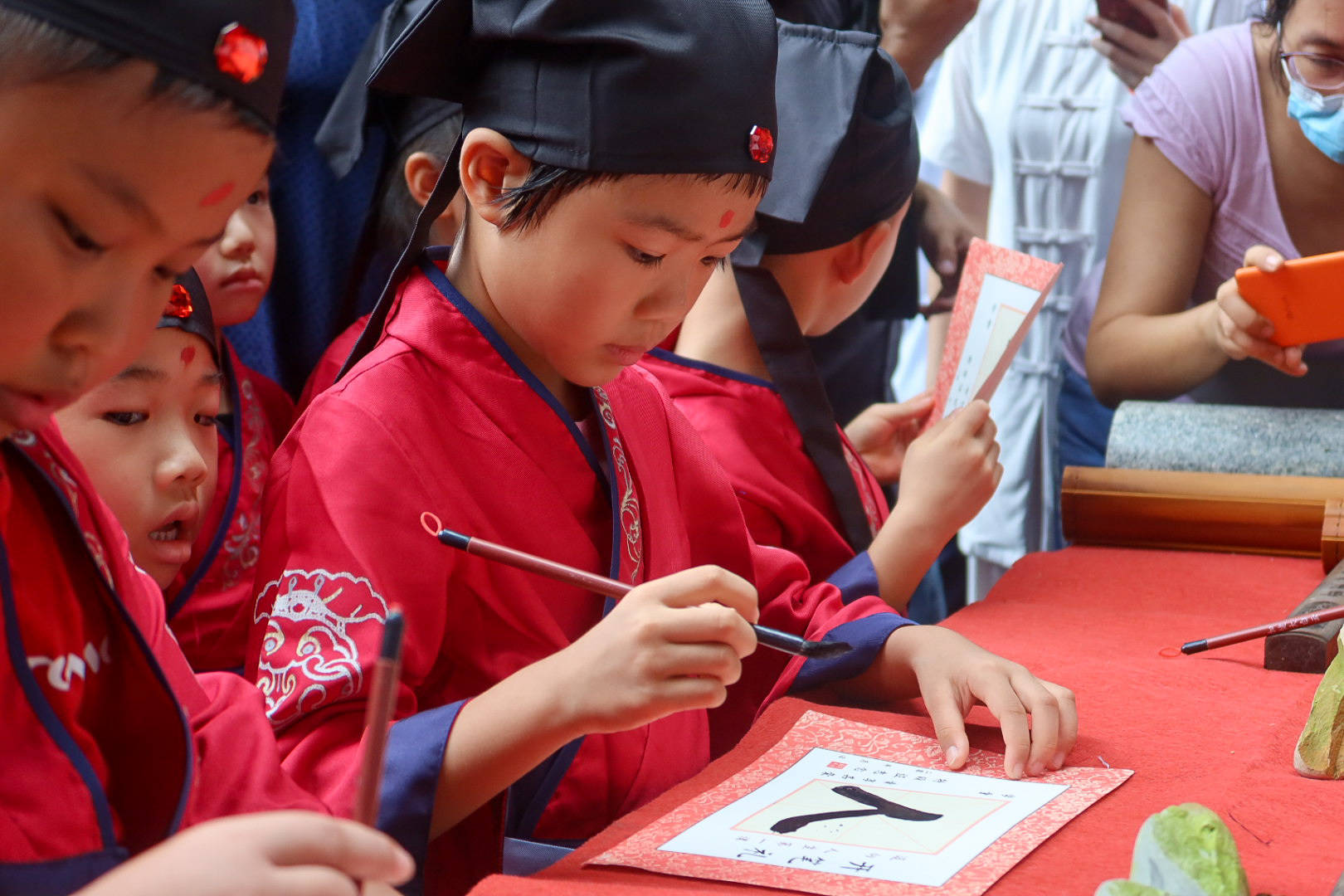 石刻临摹,学童开笔,肇庆星湖少儿文化活动连场上演_施亮_南方_传统