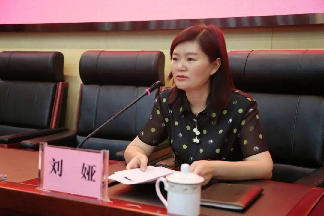 西昌市教体科局党委书记,局长刘娅主持会议,局班子成员,各股室负责人