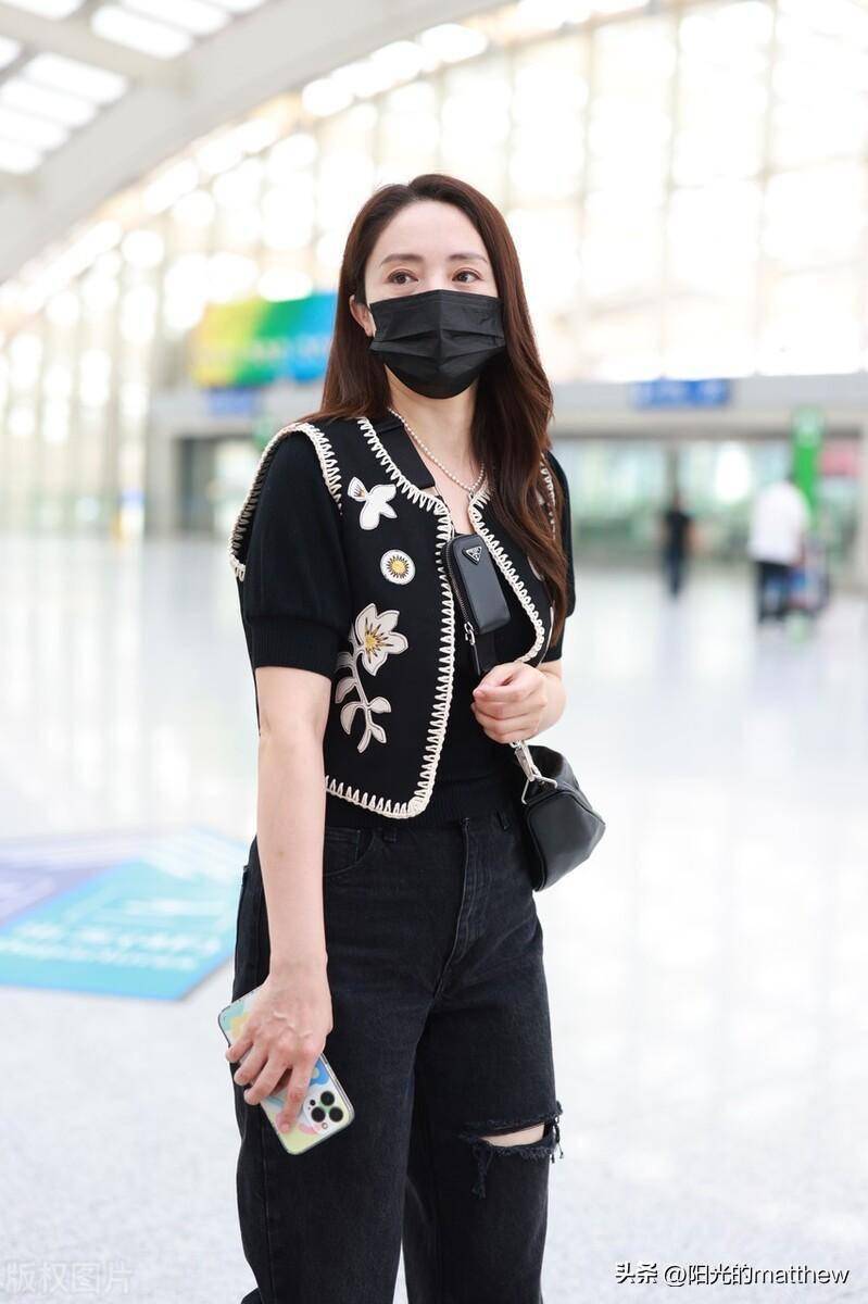 董璇穿黑色刺绣马甲牛仔裤现身机场背精巧三角包轻松时尚