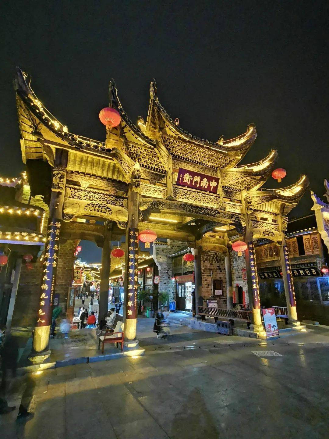 铜仁市中南门古城简称"铜仁古城",位于铜仁市中心地带,东,南,西三面临