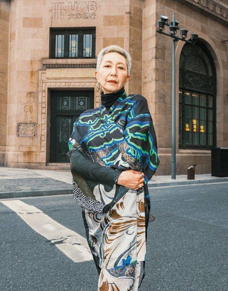 被60岁"上海马姐"圈粉了:艳而不俗,露而不土,满头银发也高级_时尚