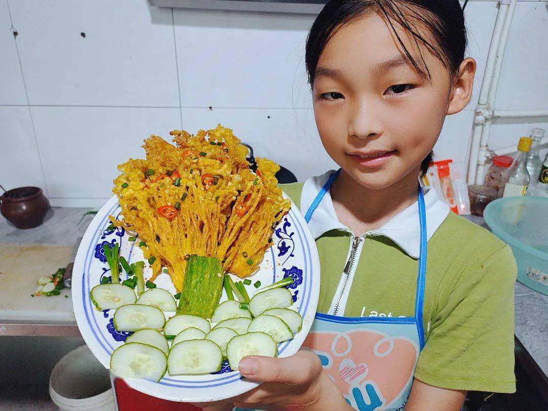 俊哲—《凉拌鸡丝》陈思言—《西红柿鸡蛋饼》冉小冉—《营养美味排骨
