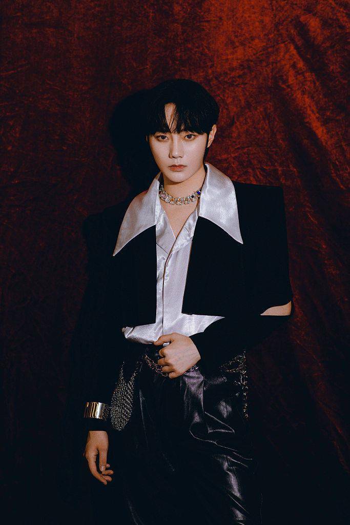 刘也蒙面舞王黑白西装造型写真造型潮酷精致贵公子