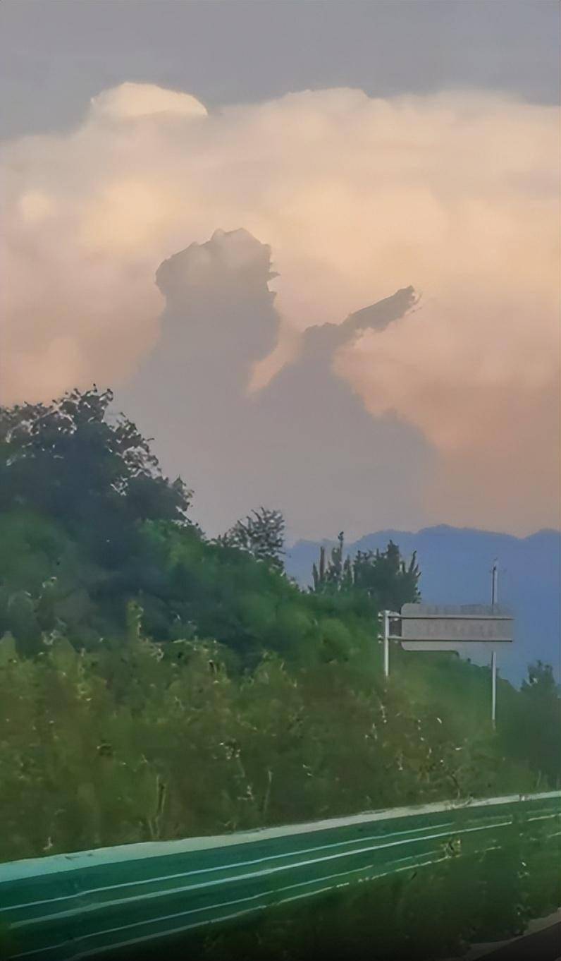 山东济南出现怪云犹如战士吹响冲锋号网友相信军魂犹在