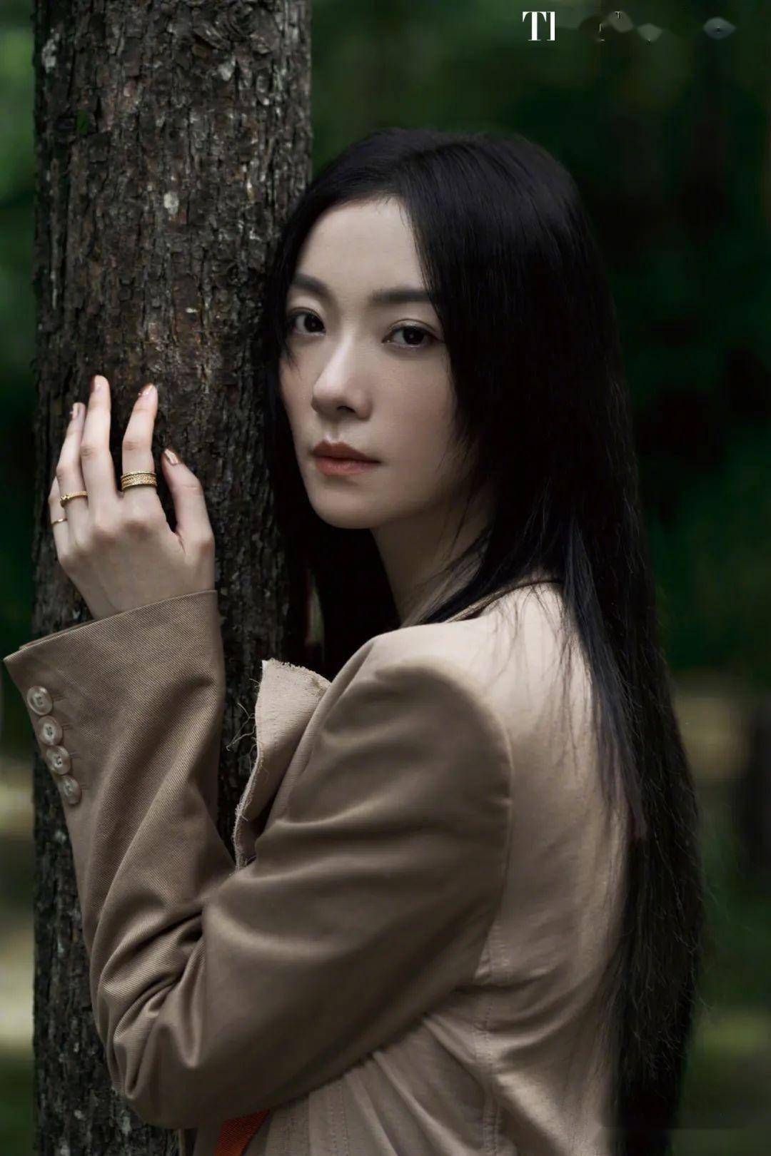 演员齐溪《九号摩登》杂志封面大片,身姿舒展骨相清雅_trendmo_neuf