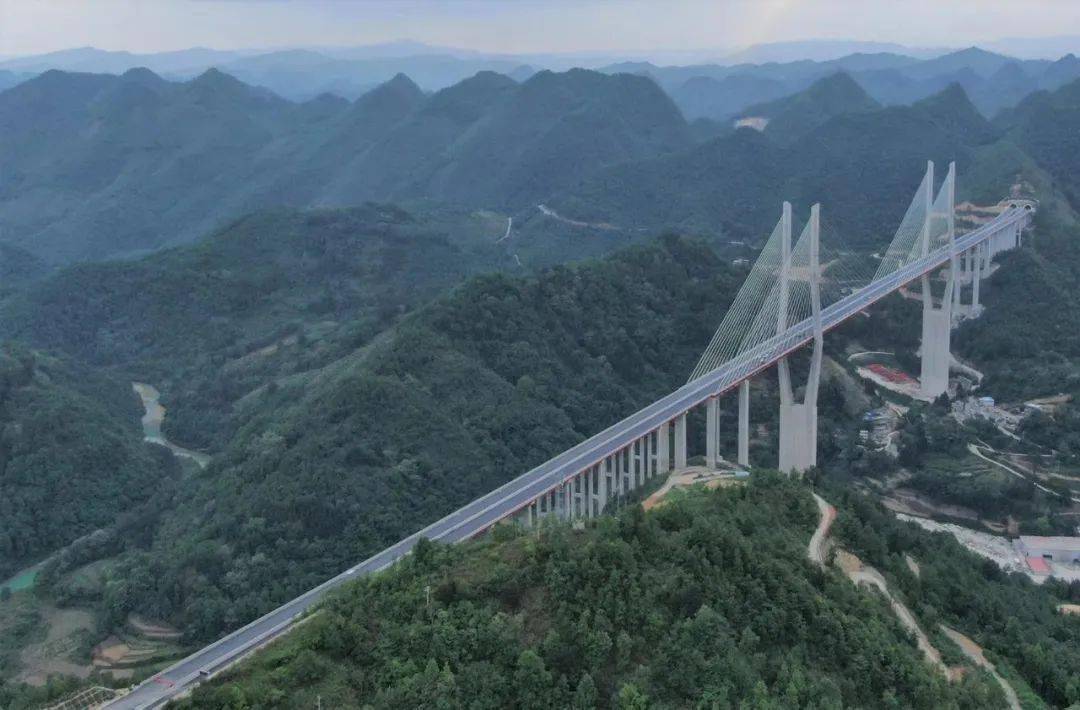 建成时间:2021年高度:300米都安高速云雾大桥镇胜高速北盘江大桥位于