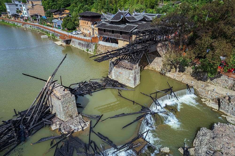 2022年8月7日,福建寧德屏南萬安橋,橋體基本燒燬.