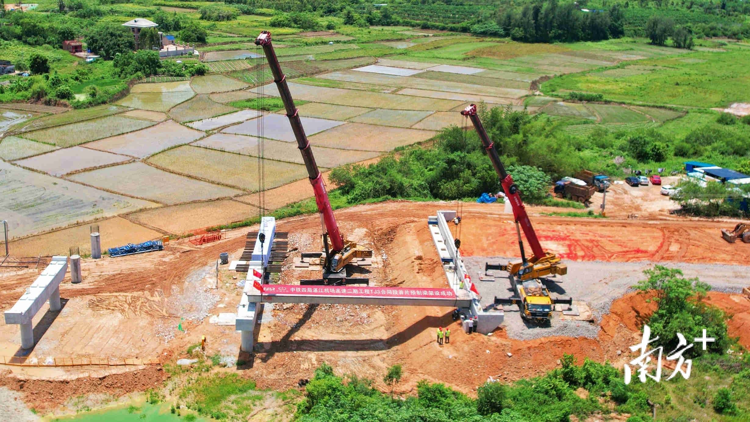 湛江吴川机场高速公路二期工程首片预制梁顺利架设