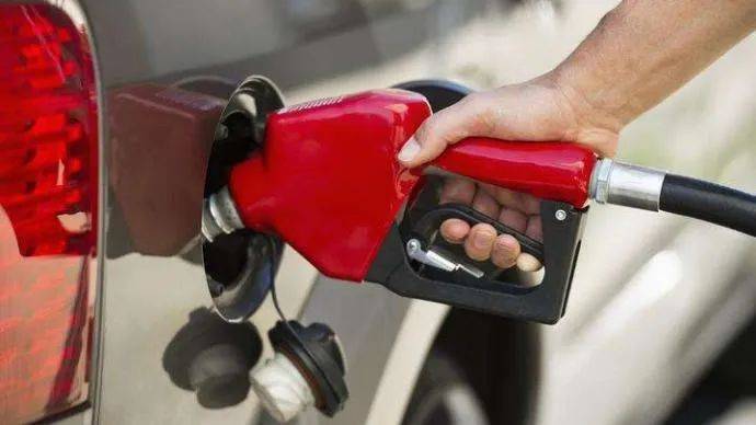 油价年内四连降加满一箱少花5元 国际油价走势多少钱一升？